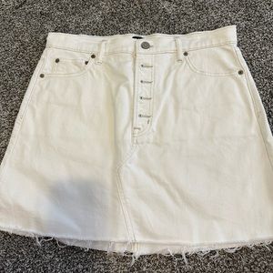 Gap white Jean skirt . Size 10/30